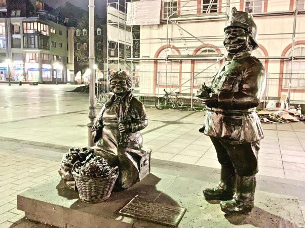  Die Maatfrau sat zom Schutzmann
