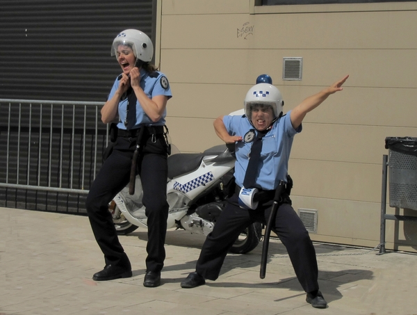 "Las Polis", un spectacle burlesque a été offert aux Châtillonnais sur le parvis du TGB !