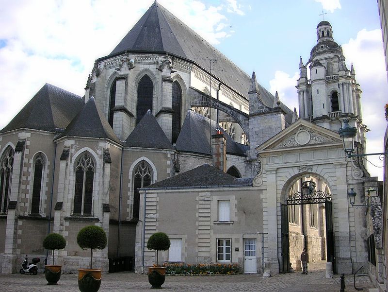 Photo du chevet de la cathédrale, avec la face Est du clocher en arrière-plan.