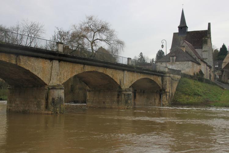 le pont sur l'anglin, la chapelle ste croix