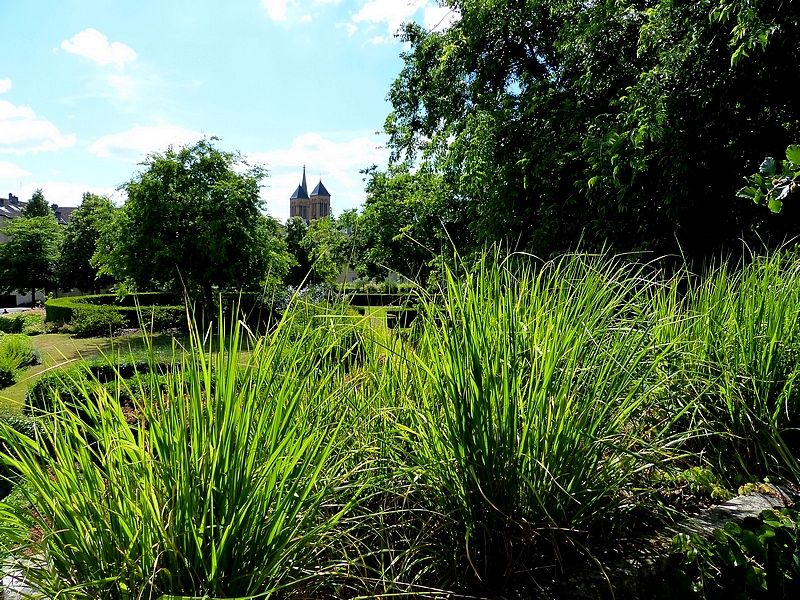 Metz / Les jardins autour du Conseil Régional de Lorraine...