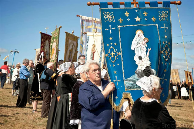 Sainte-Anne la Palud :  Bannières alignées