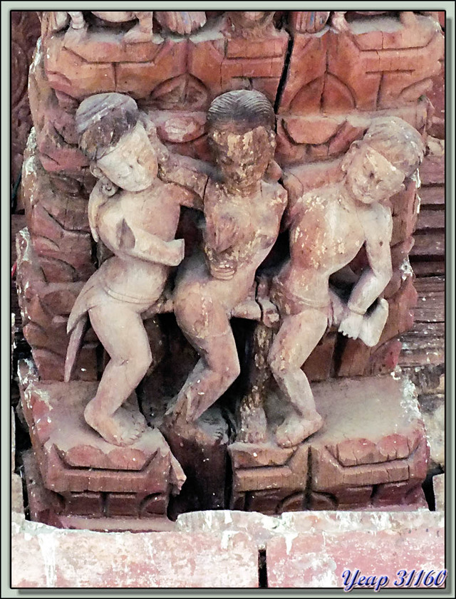 Blog de images-du-pays-des-ours : Images du Pays des Ours (et d'ailleurs ...), Petite scène érotique (une parmi tant d'autres) sur Durbar Square - Katmandou - Népal