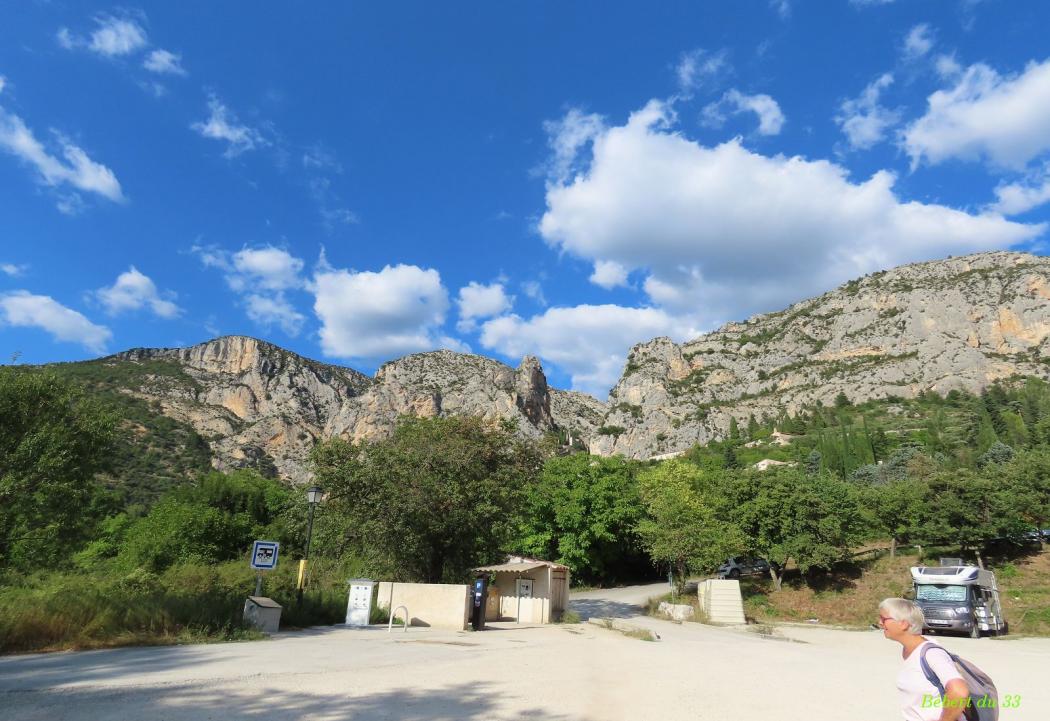 un pause à Moustier
