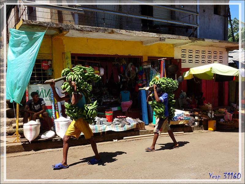 Dans les rues de Hellville : des marchands et des chalands - Nosy Be - Madagascar