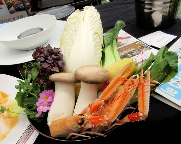 Takashi Kinoshita , chef étoilé du Château de Courban,  a démontré tout  son talent au salon "Art et Saveurs" organisé par le Lions Club
