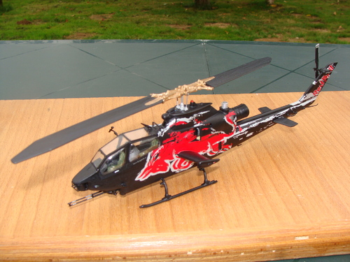 Maquette hélicoptère Bell AH-1F Cobra Red Bull au 1/48