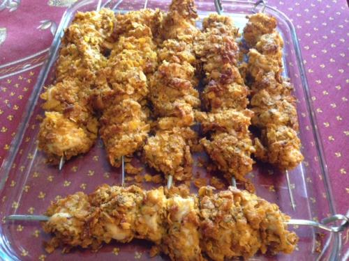 Brochette de poulet panées aux céréales.