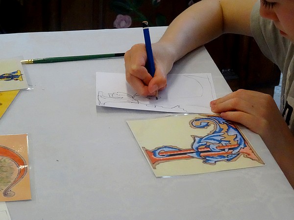 Une initiation à la calligraphie pour les enfants à la médiathèque de Laignes