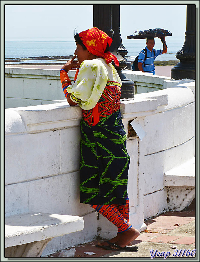 Blog de images-du-pays-des-ours : Images du Pays des Ours (et d'ailleurs ...), Retour sur le front de mer de Casco Viejo et ses petits vendeurs Kuna - Ciudad de Panamà - Panama