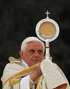 Lourdes : La procession eucharistique