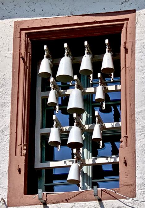  ⁨Carillon de cloches en porcelaine de Meissen.