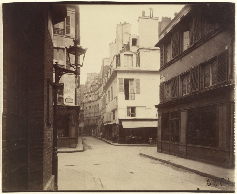 Atget Paris Rue Cardinale 900x734 Le Paris de 1900 par Atget 