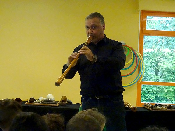 A l'initiative de l'association "Châtillon-Scènes, François Tainturier, Directeur du Laostic, est venu présenter des instruments anciens aux élèves des écoles Louis Cailletet et Francis Ca