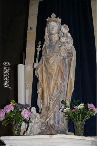 Abbaye de Cadouin Dordogne statue de Notre de Cadouin dans l'église abbatiale