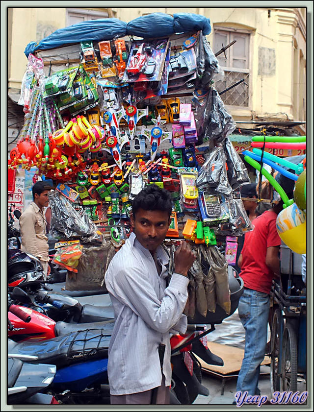 Blog de images-du-pays-des-ours : Images du Pays des Ours (et d'ailleurs ...), Vendeur ambulant - Quartier de Thamel -  Katmandou - Népal