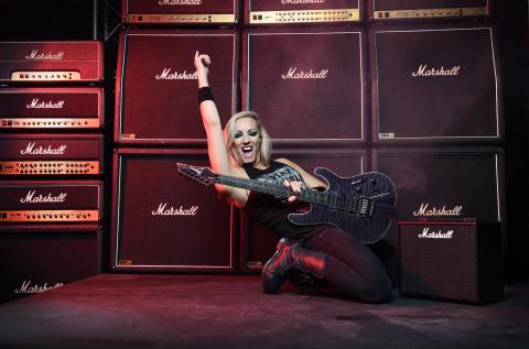 NITA STRAUSS - Détails et extraits du nouvel album The Call Of The Void