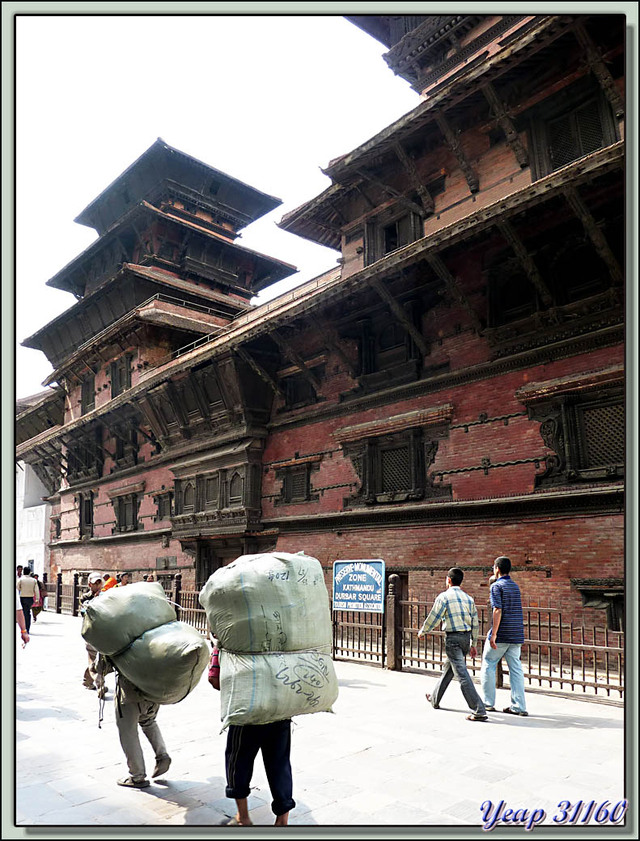 Blog de images-du-pays-des-ours : Images du Pays des Ours (et d'ailleurs ...), Basantapur Durbar (Nau-Talle Durbar) - Durbar Square - Katmandou - Népal