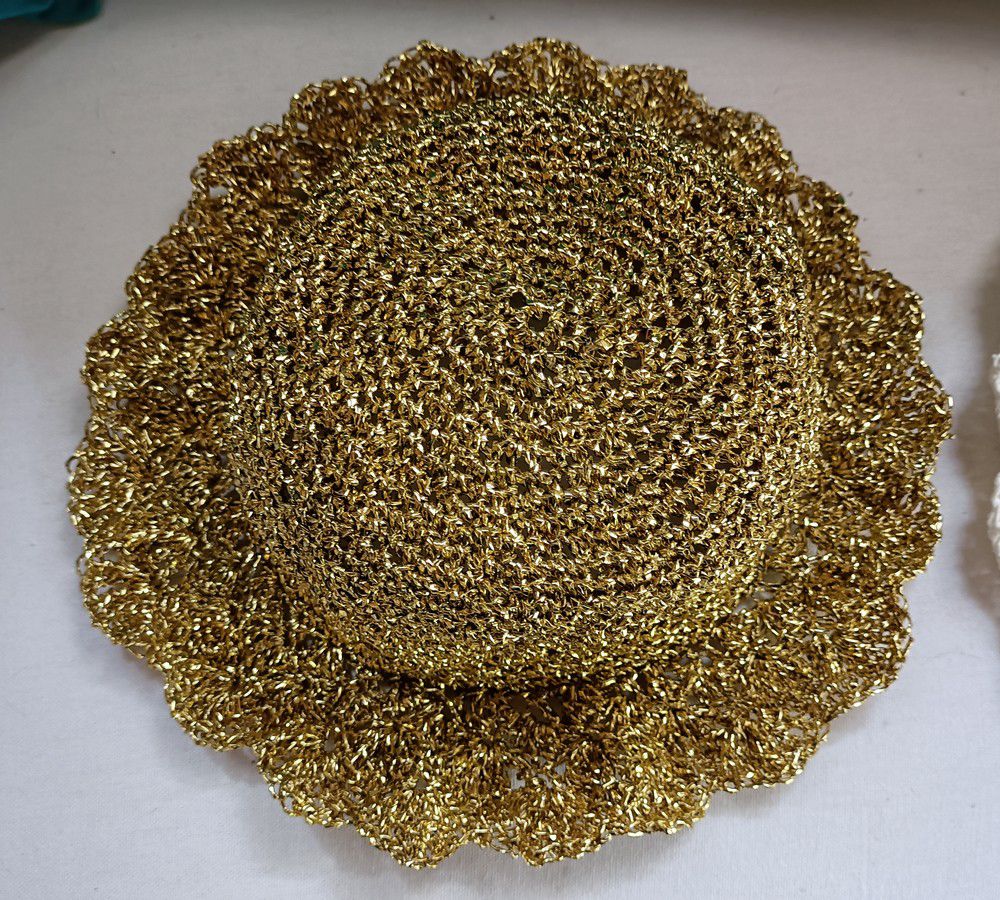 Trois chapeaux en raphia...