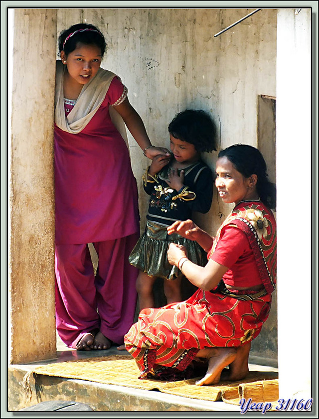 Blog de images-du-pays-des-ours : Images du Pays des Ours (et d'ailleurs ...), Dans les rues de Tansen (Palpa): gros caprice parceque maman voulait que je prenne une photo - Népal