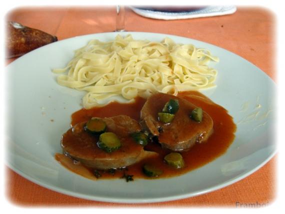 Langue de boeuf à la tomate et cornichons